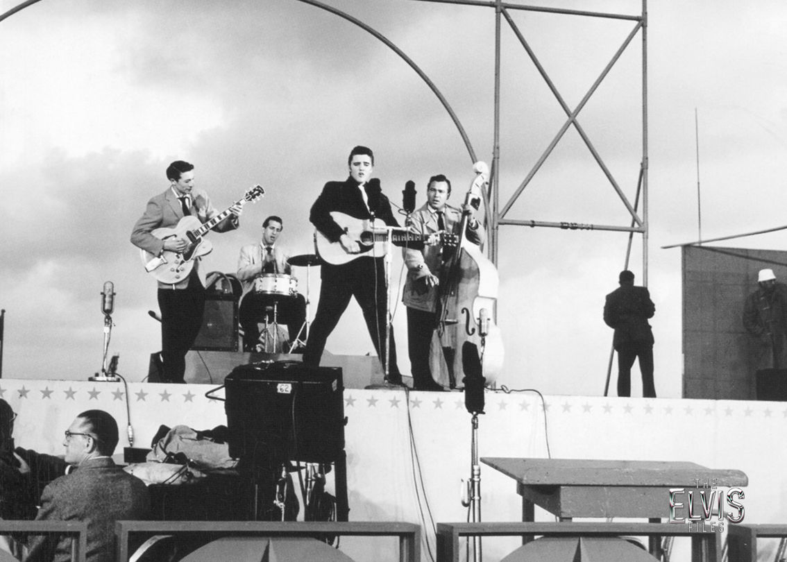 Elvis durante la actuación en el Show de Milton Berle