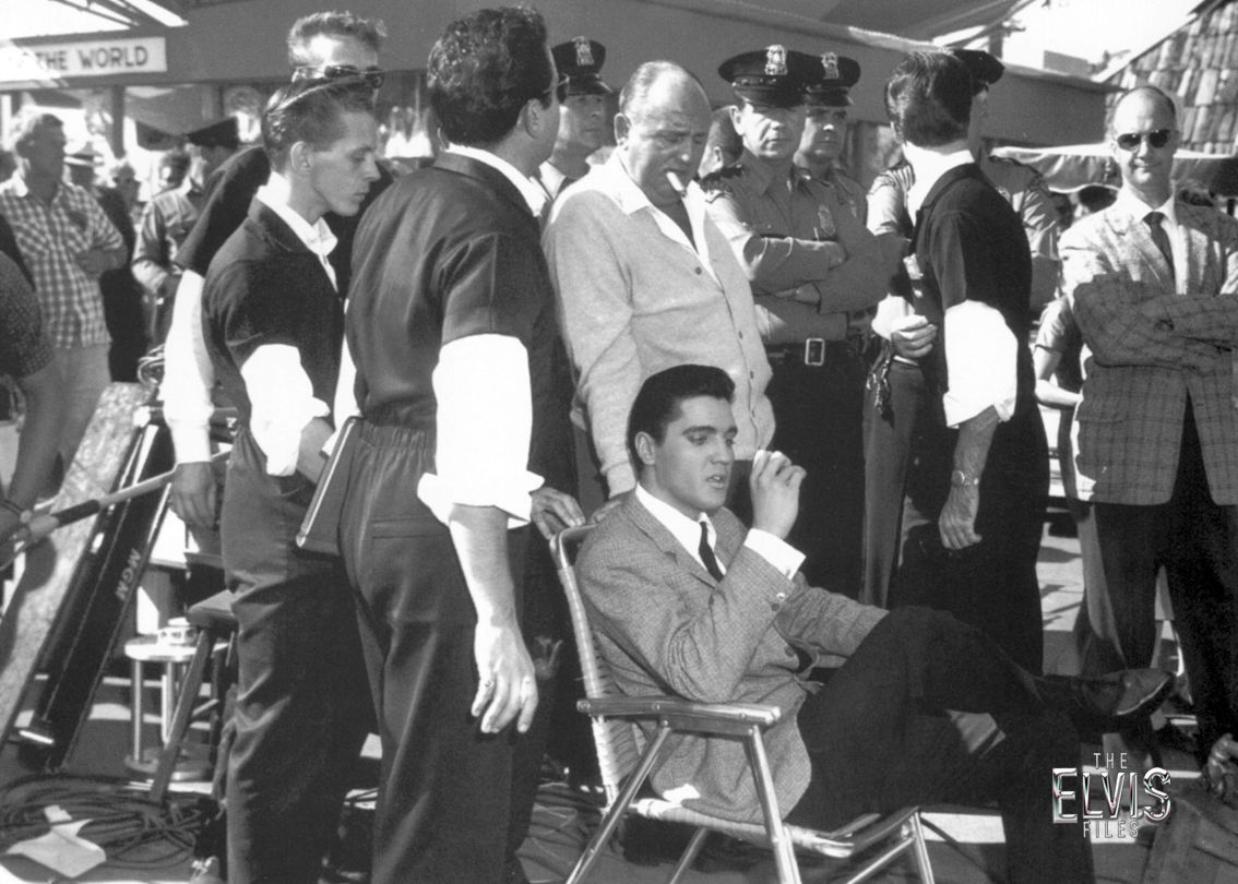 ELVIS EN UN DESCANSO DURANTE EL RODAJE DE "IT HAPPENED AT THE WORLD'S FAIR"