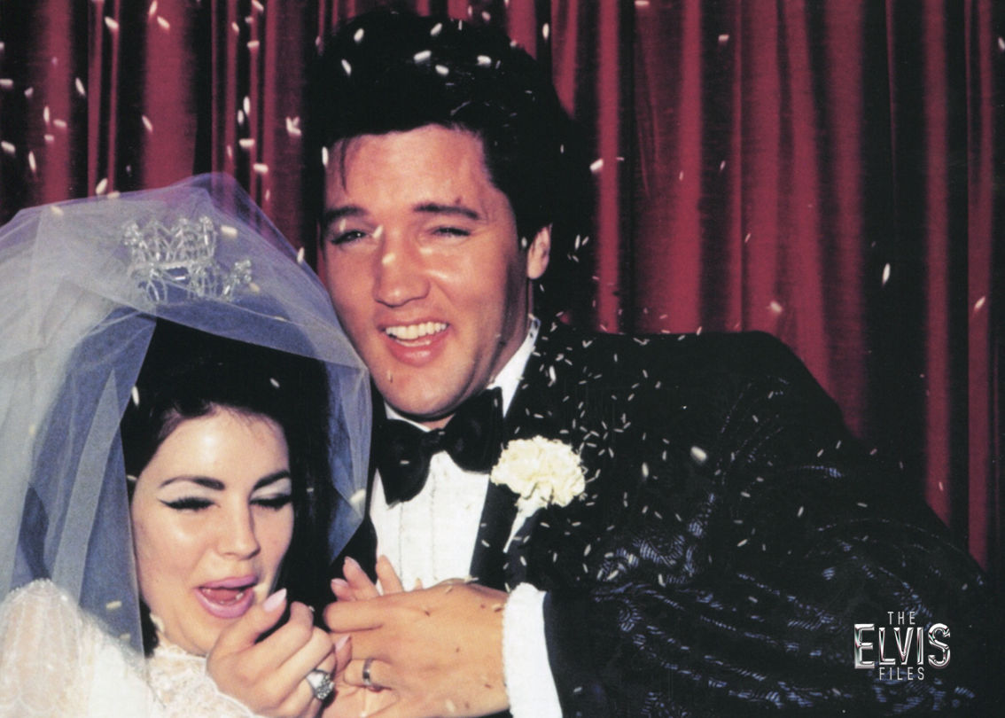 ELVIS Y PRISCILLA DURANTE LA CELEBRACIÓN DE SU ENLACE MATRIMONIAL