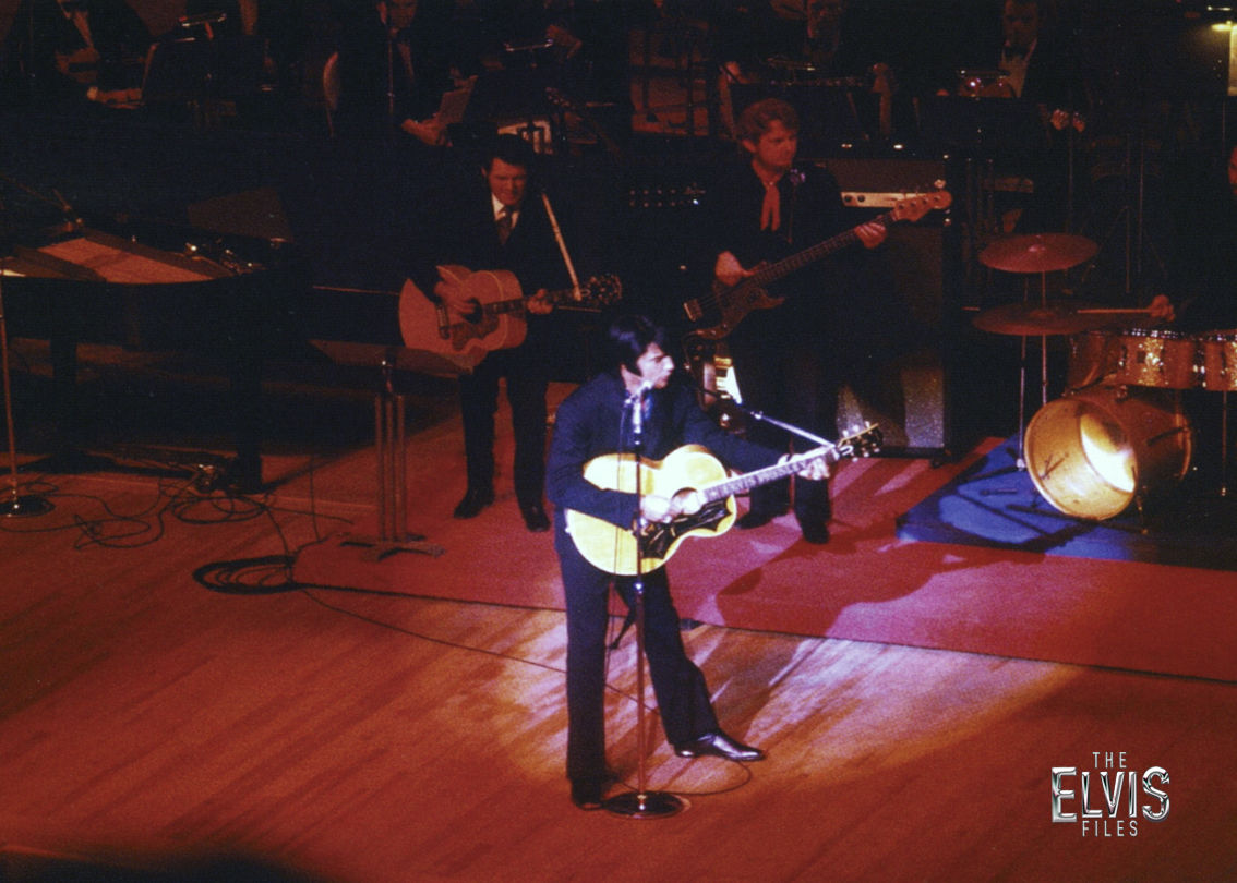 ELVIS EN CONCIERTO EN EL INTERNATIONAL HOTEL DE LAS VEGAS