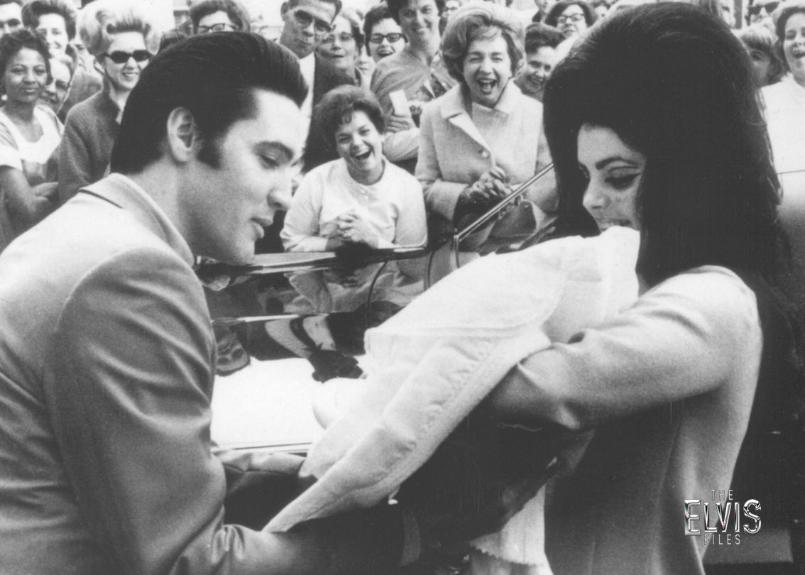 ELVIS Y PRISCILLA A LA SALIDA DEL HOSPITAL, TRAS EL NACIMIENTO DE SU HIJA, LISA MARIE