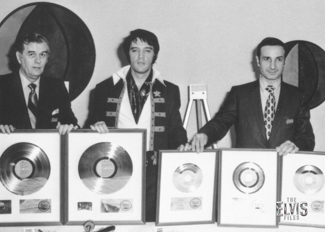 Elvis durante la entrega de varios premios, en el Astrodome de Houston