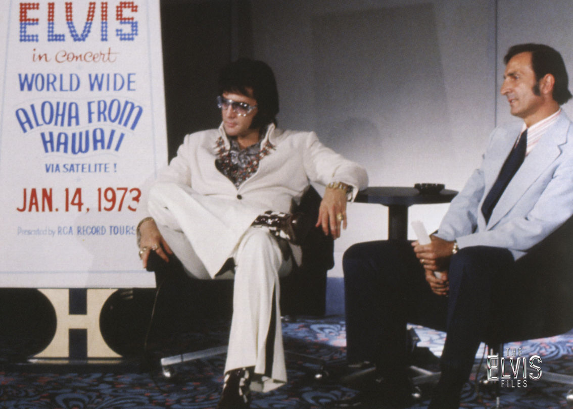 ELVIS EN EL HILTON DE LAS VEGAS, PRESENTANDO EL ESPECIAL DE "ALOHA FROM HAWAII, VIA SATELLITE"