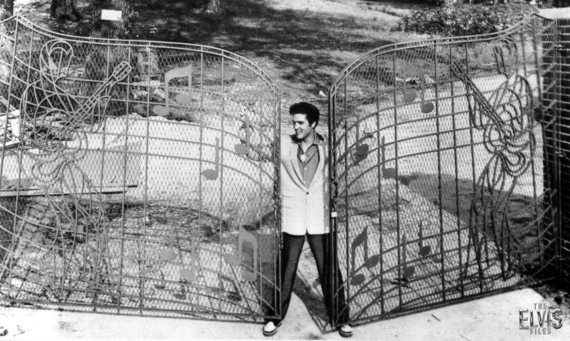 ELVIS EN LA ENTRADA DE GRACELAND