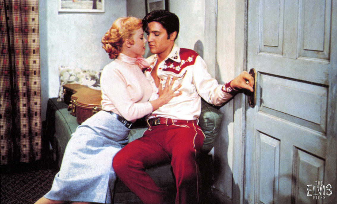 ELVIS EN UNA ESCENA DE "LOVING YOU"