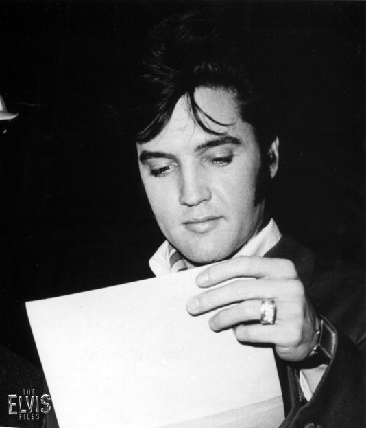 ELVIS DURANTE LA FIRMA DEL CONTRATO CON EL INTERNATIONAL HOTEL DE LAS VEGAS